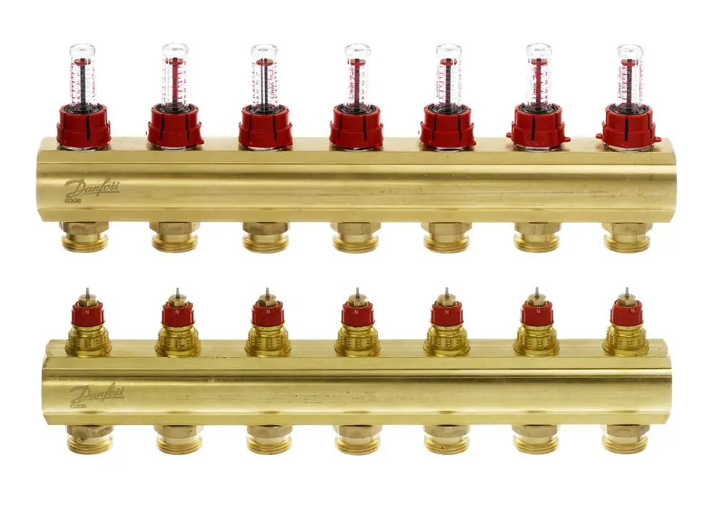 FHB-Verteiler von Danfoss mit mehreren Anschlüssen für die Verteilung und Durchflussanzeige. Das Produkt zeigt verschiedene Durchflussmessungen für bis zu sieben Kreise.