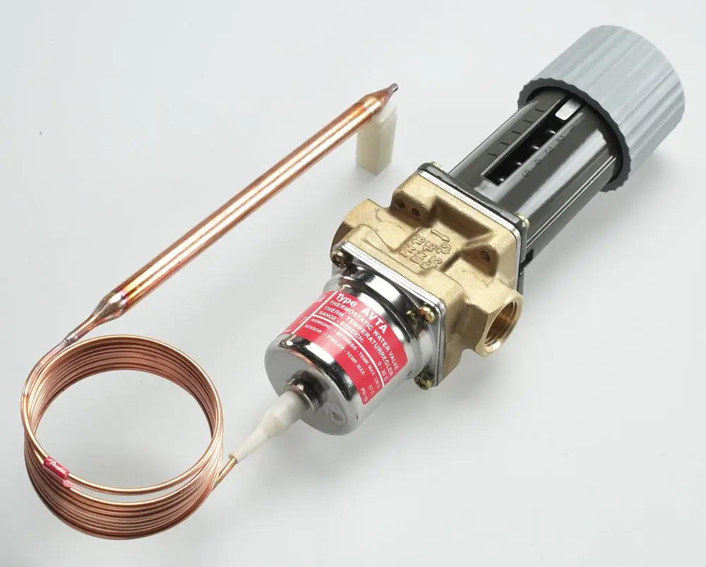 Temperaturregler von Danfoss mit einem Fühler und einer Kupferleitung. Das Gerät verfügt über ein Gehäuse und ist für die Temperaturregelung ausgelegt.