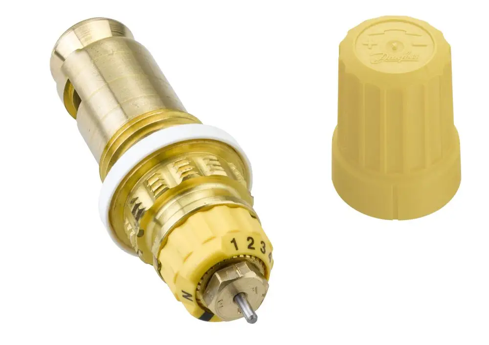 Danfoss Einbauventil mit goldfarbener Oberfläche und gelbem Drehknopf zur Temperaturregelung, ohne Stopfen, linksseitig montierbar.