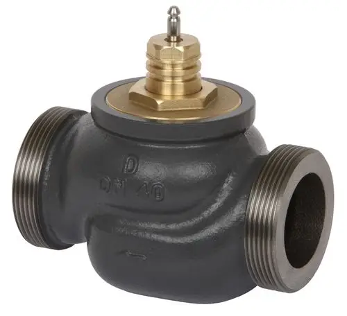 Durchgangsventil mit Außengewinde, gefertigt von Danfoss. Der Ventilkörper ist aus schwarz lackiertem Material und hat eine Platzierung für eine Schraubverbindung.