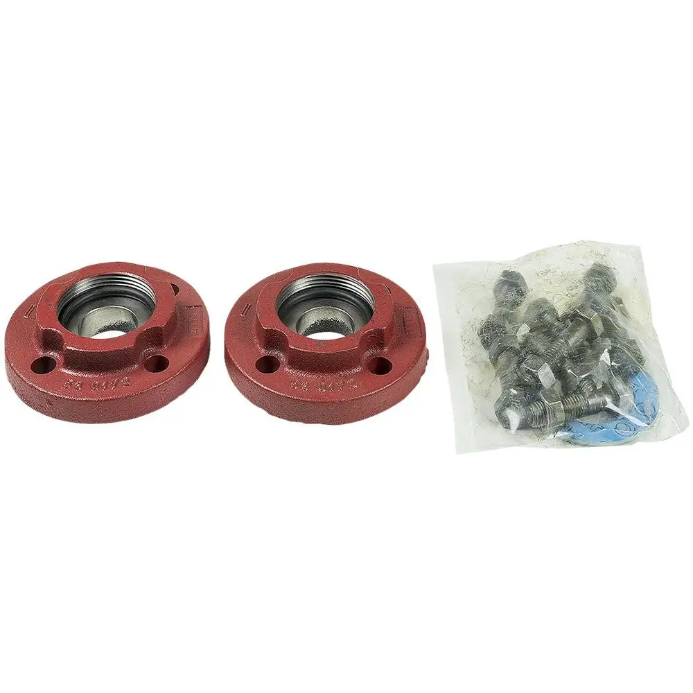 Zwei rote Ausgleichsstücke aus Metall mit Innengewinde, dazu eine Packung mit mehreren Schrauben, geeignet als Zubehör für Grundfos Umwälzpumpen.