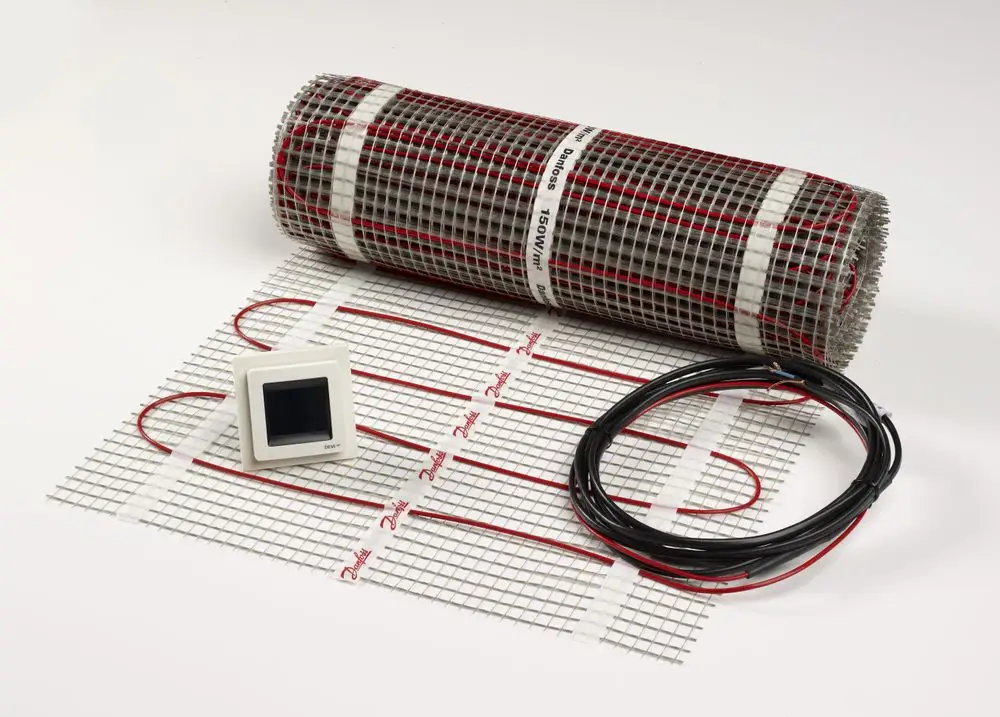 Heizmatten-Set mit einem Rollenmaterial, umgeben von einem Gitter und einem Thermostat, Hersteller Danfoss. Das Kabel ist zur elektrischen Verbindung vorgesehen.