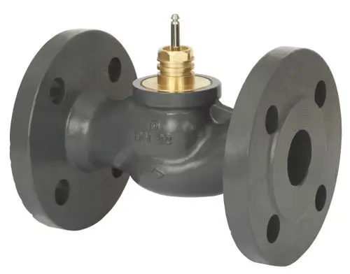 Durchgangsventil aus grauem Material mit zwei Flanschen. Oben befindet sich ein goldenes Ventil. Hersteller ist Danfoss.