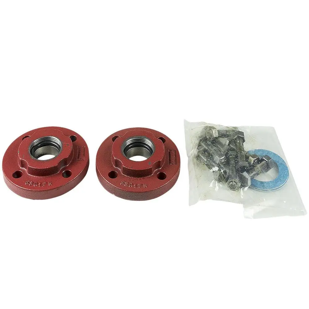 Zwei rote Flanschteile aus Metall für Grundfos Umwälzpumpen, zusammen mit einer Packung Schrauben und einer Dichtung.