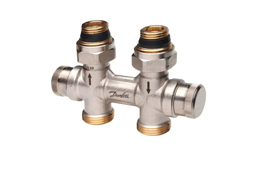 Danfoss Hahnblock aus vernickeltem Messing mit zwei Anschlüssen, einstellbarem Ventil und Richtungspfeilen für die Wasserführung.