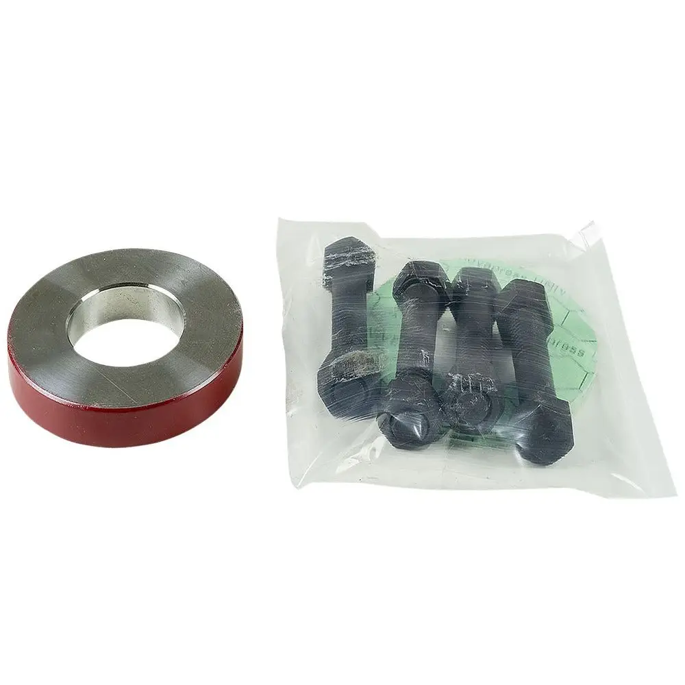 Grundfos Zubehörset bestehend aus einem roten Ausgleichsstück und mehreren schwarzen Schrauben in einer transparenten Verpackung.