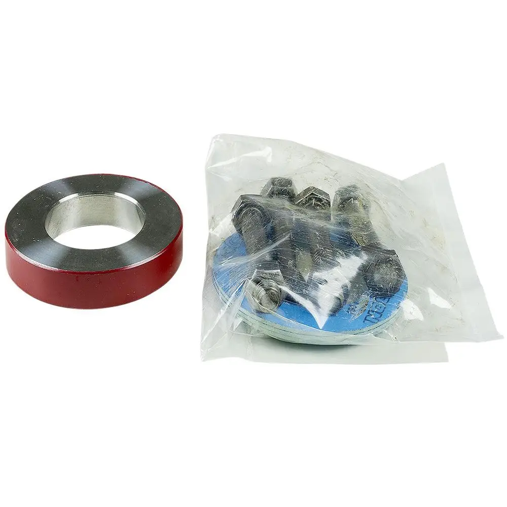Zwei Komponenten von Grundfos, darunter ein roter Ring und ein Packungsset mit mehreren Bauteilen, verpackt in einer transparenten Tüte.