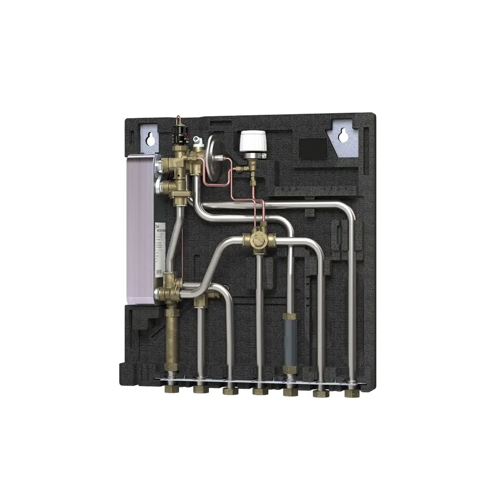 Wohnungsstation mit Rohrleitungssystem, Ventilen und Messinstrumenten für Heizungssteuerung, produziert von Danfoss. Kompakt in schwarzer Dämmhaube.
