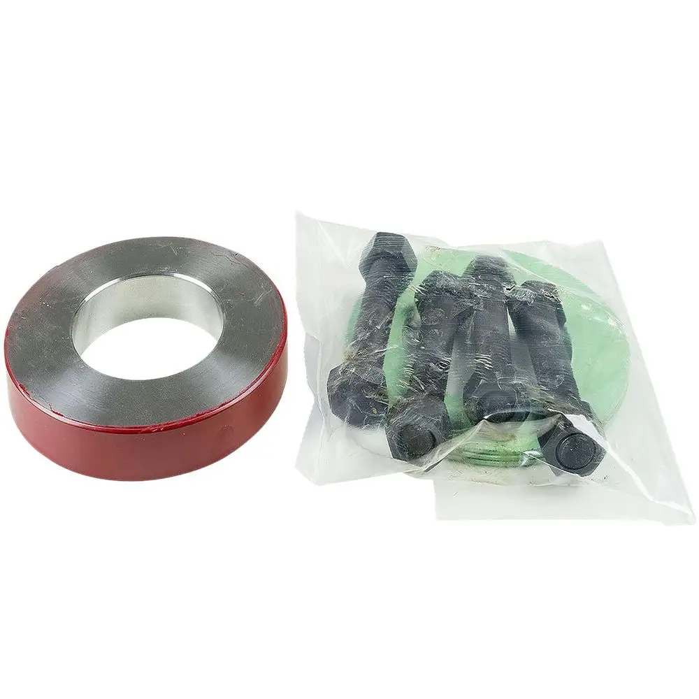Runder roter Adapter mit silberner Oberseite und einer Öffnung in der Mitte, daneben eine Tüte mit sechs schwarzen Bolzen und grünen Unterlegscheiben, Zubehör von Grundfos für Umwälzpumpen.