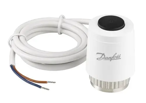 Stellantrieb von Danfoss mit einer weißen Gehäuserundung und zwei Kabeln (braun und blau) für die elektrische Verbindung, auf einem weißen Hintergrund.