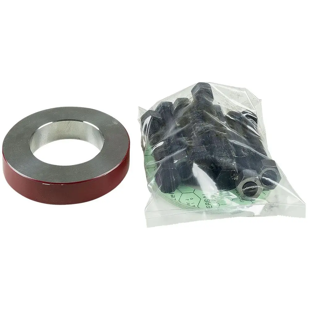 Magnetisches Ausgleichsstück von Grundfos in Rot und Silber, daneben eine transparente Tüte mit schwarzen Verbindungselementen für Pumpenanwendungen.