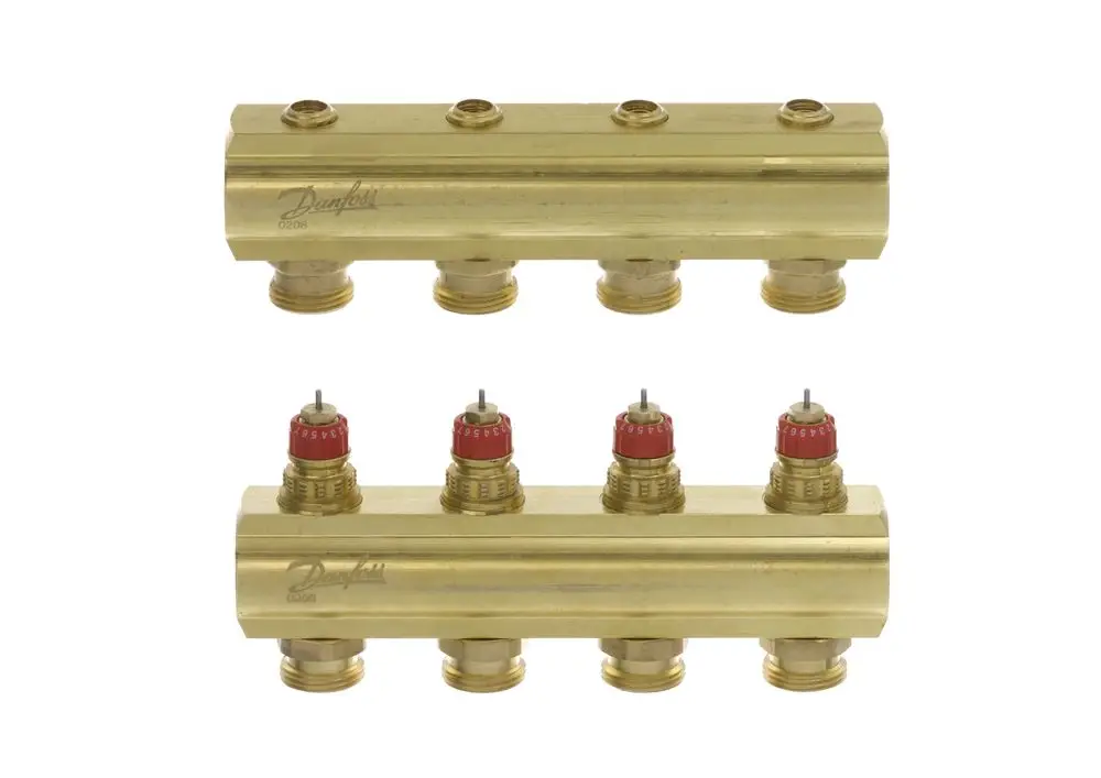 Verteiler aus Messing mit mehreren Anschlüssen und roten Einstellventilen, gekennzeichnet mit "Danfoss", zur Verteilung von Heizkreisen.
