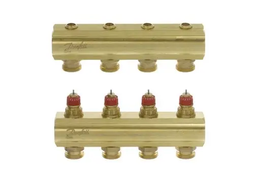 Verteiler aus Messing mit mehreren Anschlüssen und roten Einstellventilen, gekennzeichnet mit "Danfoss", zur Verteilung von Heizkreisen.