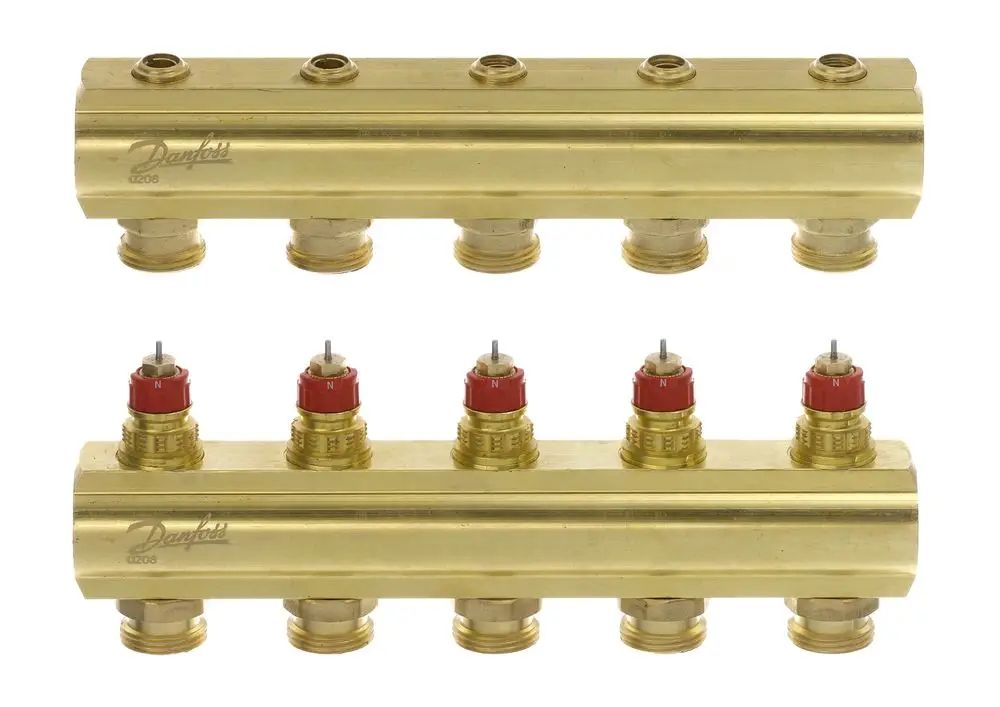 Danfoss Heizungsverteiler aus Messing mit mehreren Anschlüssen. Oben sind fünf Ausgänge und darunter die entsprechenden Ventile für Fußbodenheizungen zu sehen.