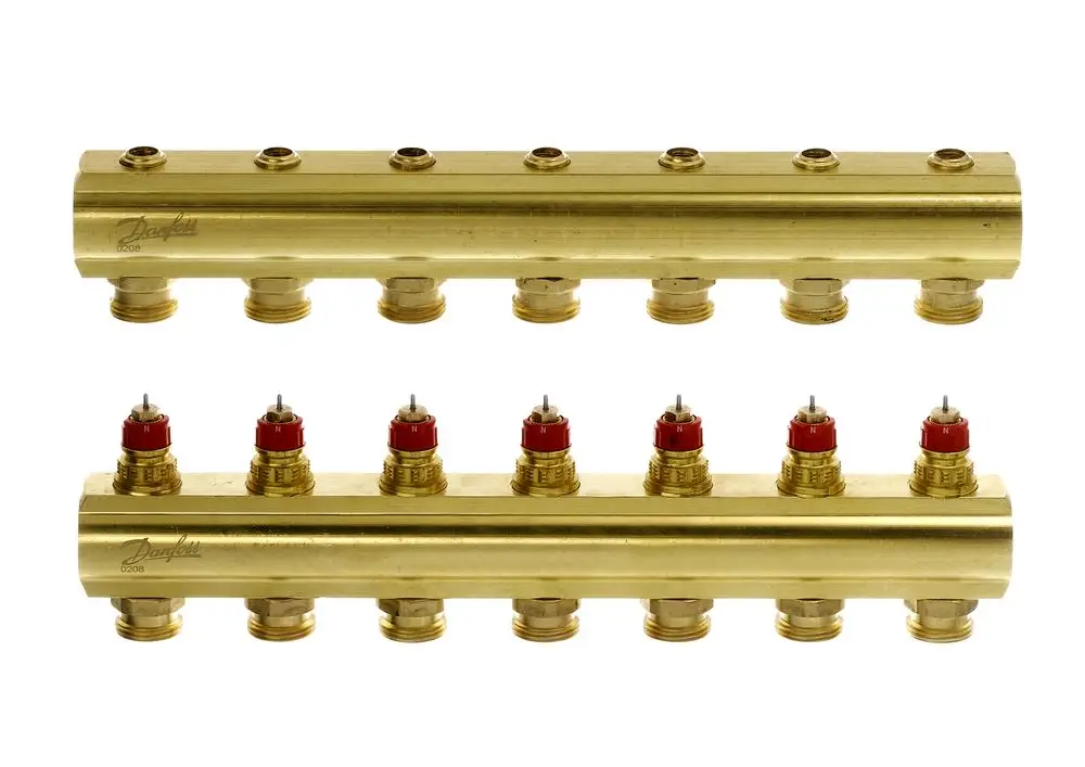 Verteiler aus Messing mit mehreren Anschlussmöglichkeiten, gefertigt von Danfoss. Das Produkt zeigt Gewindeanschlüsse für die Installation von Heizungsrohren.
