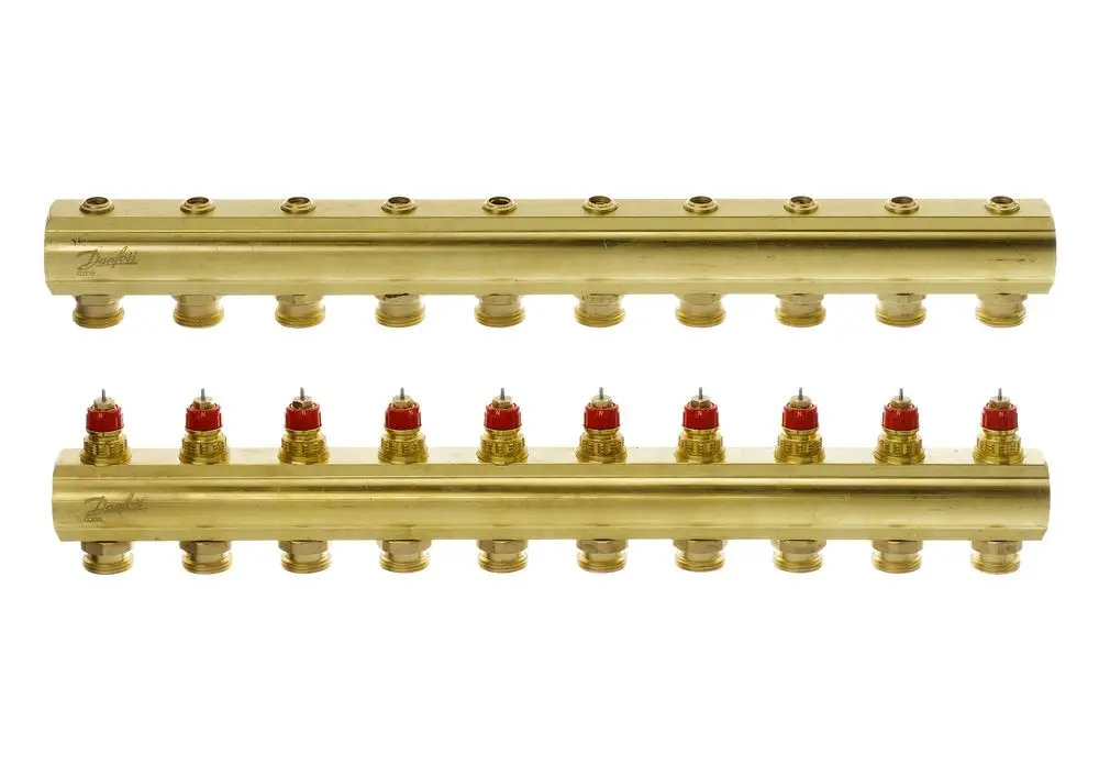 Zwei verchromte FBH-Verteiler von Danfoss mit mehreren Anschlussmöglichkeiten, ausgestattet mit roten Regelventilen. Geeignet für die Verteilung von Heizungswasser.