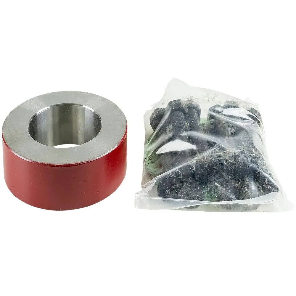 Rotes Ausgleichsstück von Grundfos mit einem metallischen Innenring, daneben eine Tüte mit schwarzen Befestigungsteilen.