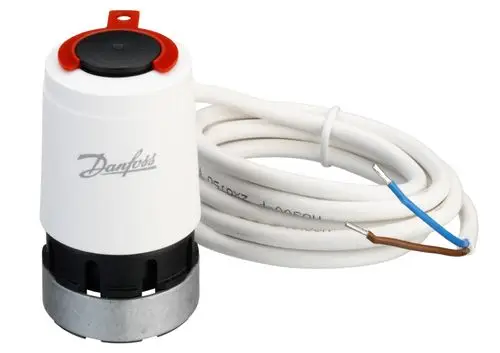 Weißer Stellantrieb von Danfoss mit einem Kabel und zwei Anschlussdrähten, der für die Regelung in Heizungsanlagen genutzt wird.