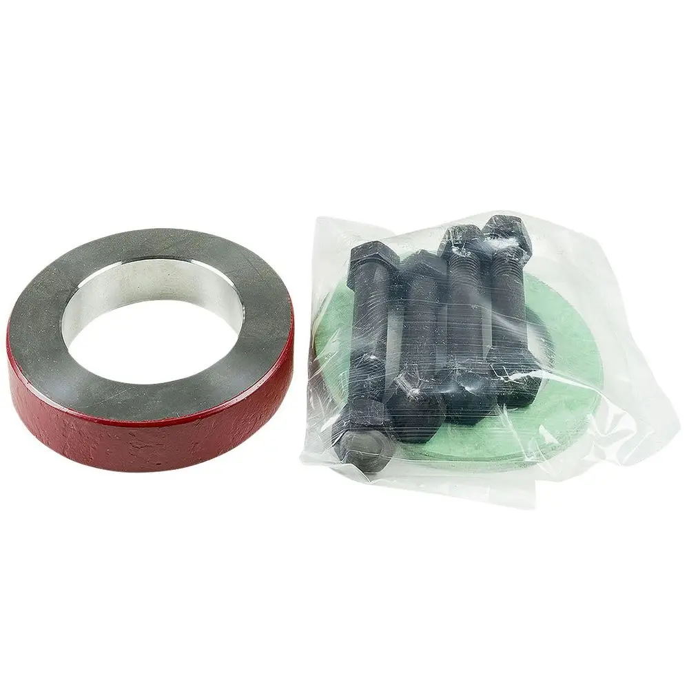 Zubehörset von Grundfos bestehend aus einem roten und metallischen Ausgleichsstück sowie mehreren schwarzen Schrauben und einer grünen Dichtung in einer durchsichtigen Verpackung.