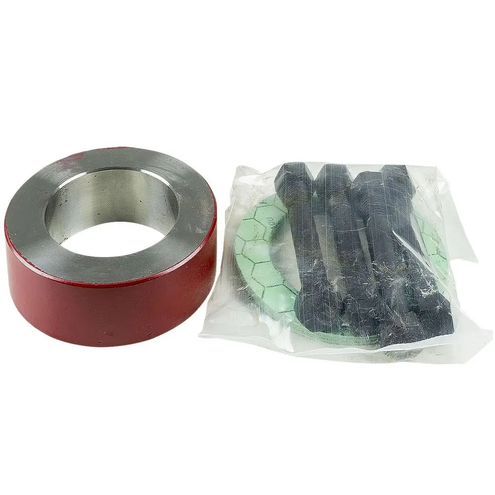 Rotierendes Ausgleichsstück von Grundfos mit Metallring, umgeben von einer Verpackung mit Schrauben und Dichtungsringen für wassertechnische Anwendungen.