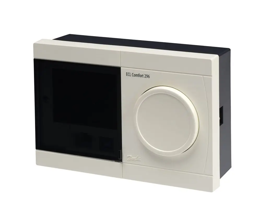 Elektronischer Regler in hellem Design mit runder Drehknopf-Oberfläche. Gerät zur Temperaturregelung, hergestellt von Danfoss. Display und Anschlussmöglichkeiten sind sichtbar.