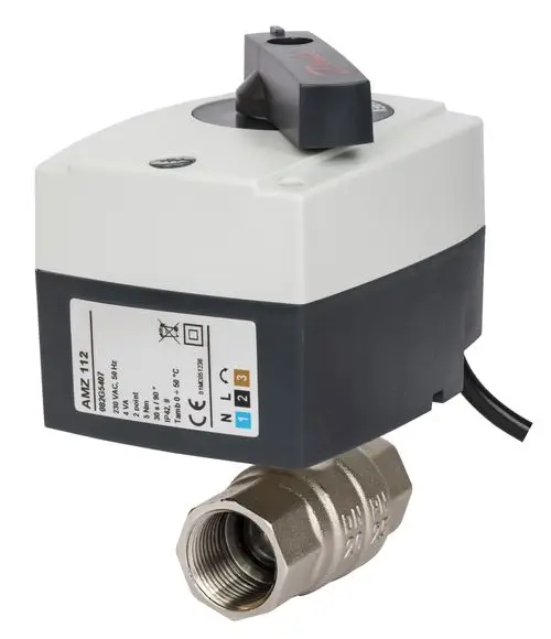 Motorischer Kugelhahn von Danfoss mit elektrischer Ansteuerung. Verbunden mit einem Metallgewinde, geeignet für den Einsatz in Rohrsystemen.