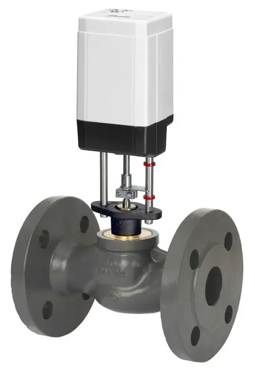 Danfoss Durchgangsventil mit Flanschen, ausgestattet mit einem Antrieb. Das Ventil ist für die Steuerung von Flüssigkeitsströmen in Rohrsystemen konzipiert.