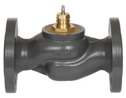 Durchgangsventil von Danfoss mit Flanschanbindung. Das Ventil zeigt eine Metalloberfläche und eine zentrale Regelungseinheit zur Steuerung des Durchflusses.