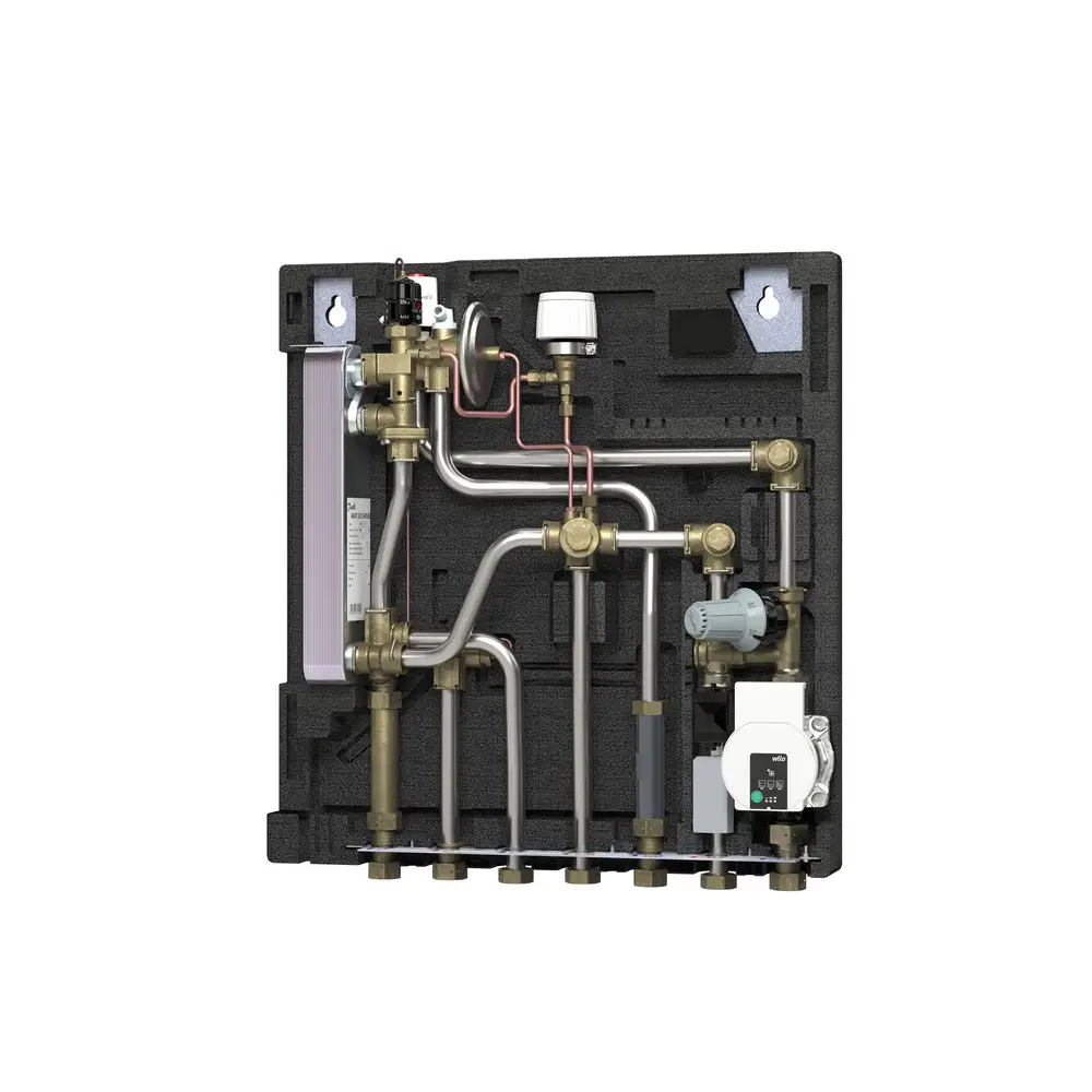 Danfoss Wohnungsstation mit Rohrleitungen und Ventilen, montiert auf einer schwarzen Trägerplatte, ermöglicht Heizungsanschlüsse und Regelungen.