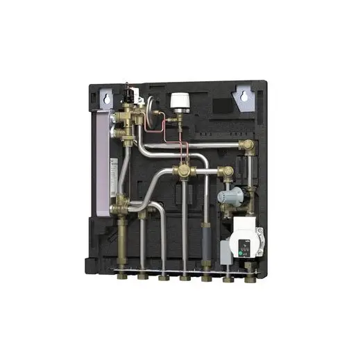 Danfoss Wohnungsstation mit Rohrleitungen und Ventilen, montiert auf einer schwarzen Trägerplatte, ermöglicht Heizungsanschlüsse und Regelungen.