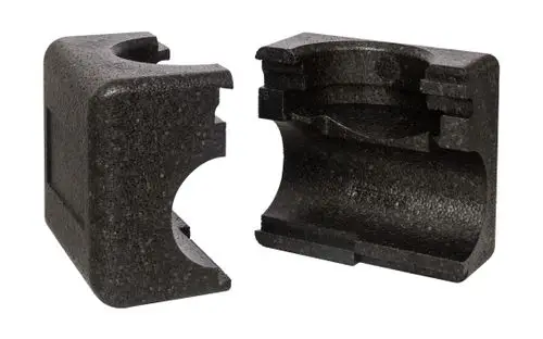 EPP-Isolierschale in schwarz, geteilt, geeignet für Danfoss ASV-PV, für Medium bis 120 °C, mit spezifischer Form für isolierte Verbindungen.