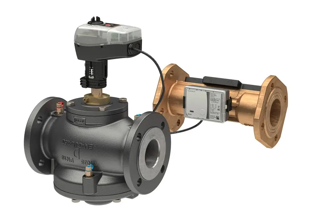 Kombiventil von Danfoss mit elektrischer Steuerung, geeignet für Flanschmontage. Das Ventil zeigt Anschlüsse und einen drehbaren Antrieb zur Regelung des Durchflusses.