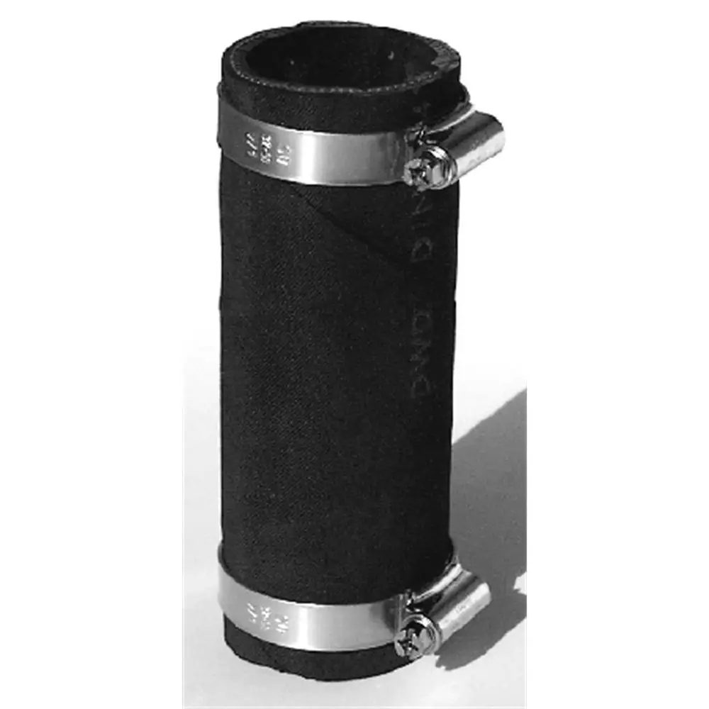 Flexibles Übergangsstück mit kleinem Durchmesser, gefertigt aus schwarzem Material, und mit zwei Metallklammern zur Befestigung. Markierung "Grundfos" sichtbar.