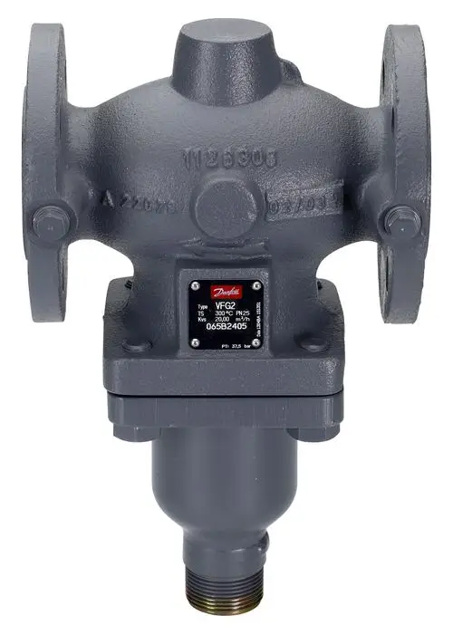 Graues Durchgangsventil von Danfoss mit Flanschen, einem montierten Typenschild und einem Anschluss unten. Das Gehärtete Material ist gut sichtbar.