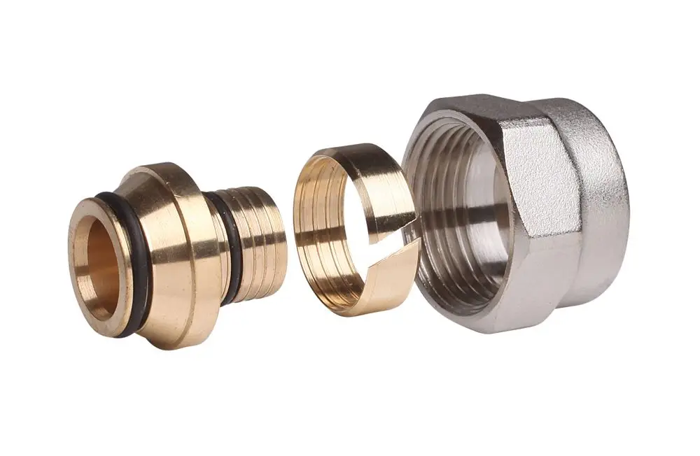 Klemmverbinder aus Messing und Metall, bestehend aus drei Teilen. Geeignet für Alu-Verbundrohre. Marke Danfoss.