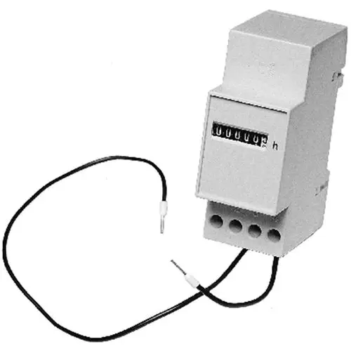 Betriebsstundenzähler von Grundfos, verpackt in einem grauen Gehäuse mit Anzeige und Kabel für elektrische Anschlüsse, geeignet für Schmutz- und Abwasserpumpen.