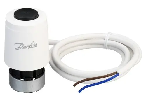 Weißer Stellantrieb mit Anschlusskabel, designed für Danfoss RAVL Gehäuse. Das Kabel hat braune und blaue Adern. Oben befindet sich ein Drückknopf.