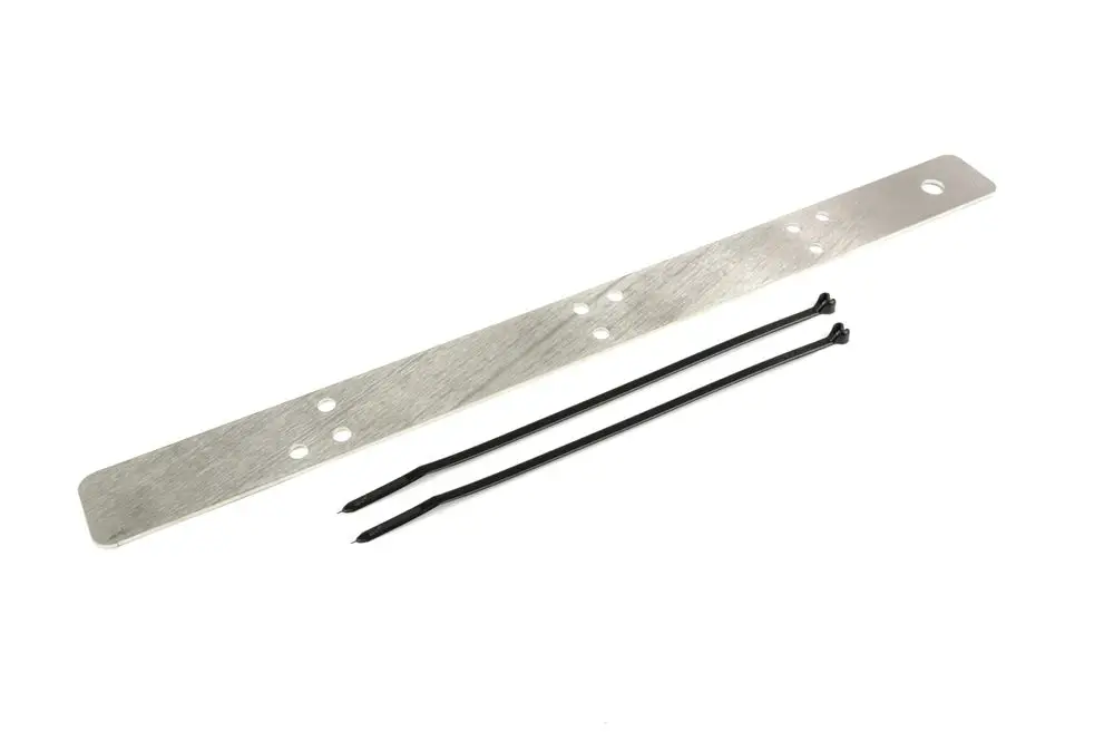 Kantenschutz aus Metall mit zwei schwarzen Kabelbindern, geeignet zur Befestigung bei Heizbänken. Produkt von Danfoss zur Sicherung von Kanten.