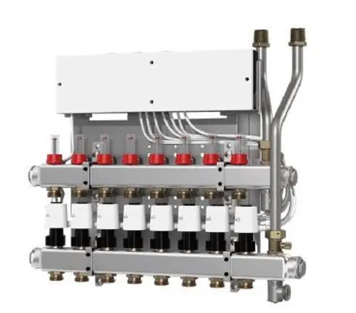 Heizkreisverteiler mit mehreren Anschlussmöglichkeiten, höchstwahrscheinlich von Danfoss. Sichtbare rote und schwarze Komponenten sowie Leitungen zur Temperaturregulierung.