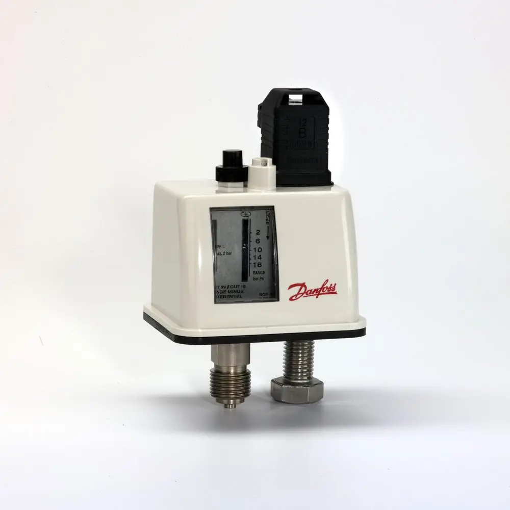 Danfoss Druckschalter mit manuellem Einstellrad und Anzeige für Druckwerte. Anschlüsse für die Verbindung in hydraulischen Systemen.
