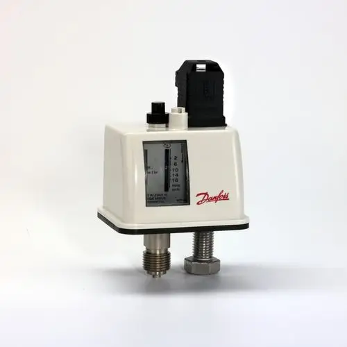 Danfoss Druckschalter mit manuellem Einstellrad und Anzeige für Druckwerte. Anschlüsse für die Verbindung in hydraulischen Systemen.