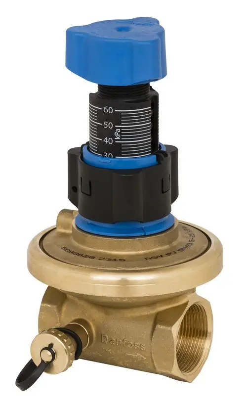 Danfoss Druckregler mit einer schwarzen Skala und einem blauen Einstellknopf. Anschluss mit Gewinde ist sichtbar, mit metallischer Bauweise und einem Sicherungsring.
