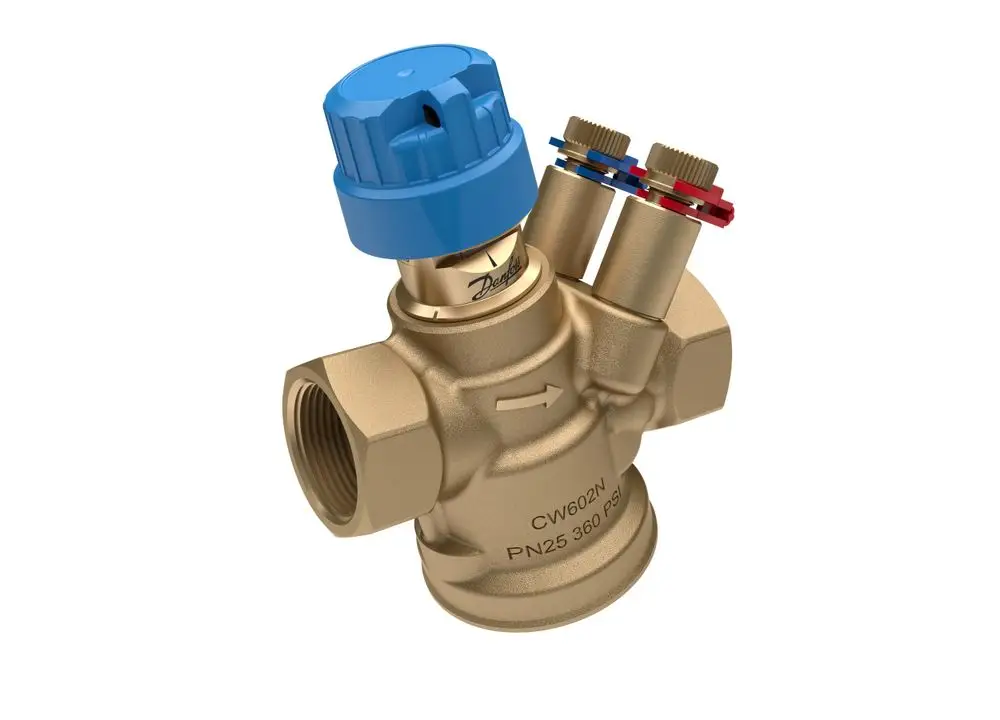 Danfoss Regelventil mit blauer Einstellknopf und zwei Anschlüssen. Konstruktion aus Messing, geeignet für Druckunabhängigkeit. Sichtbare Markierungen auf dem Gehäuse.