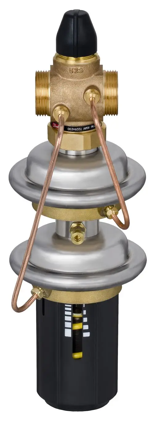 Danfoss-Druckregler mit zwei Rohranschlüssen, einem verstellbaren Kopf und Sichtfenster zur Anzeige des Drucks. Gehäuse aus Messing und Edelstahlkomponenten.