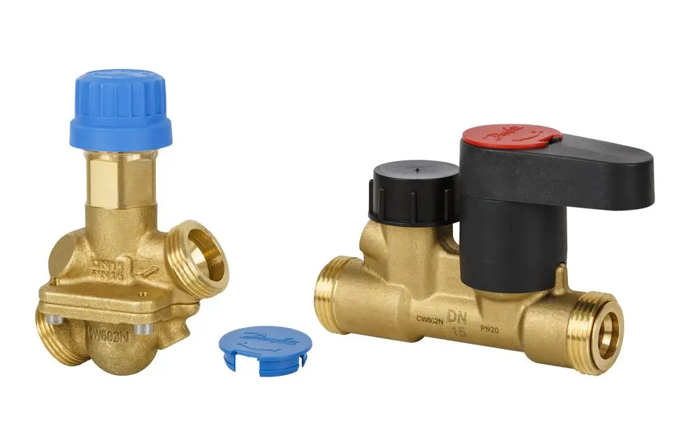 Kombiventil mit zwei Anschlüssen, ein Teil mit blauer Kappe und ein anderer mit schwarzem Hebel, hergestellt von Danfoss. Klar erkennbar ist die Verwendung in Heizungs- oder Rohrleitungssystemen.