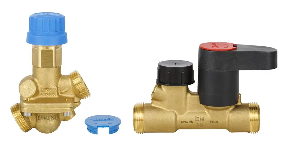 Zwei Kombiventile von Danfoss, jeweils mit verschiedenen Anschluss- und Betätigungsmechanismen. Eines hat einen blauen Kopf, das andere einen schwarzen Hebel.