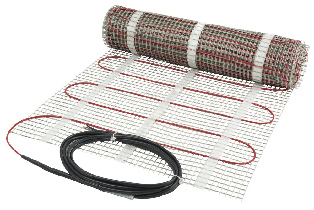 Danfoss Elektroheizmatte auf Rolle, mit integrierten Heizdrähten in einem Gittermuster, bereit zur Installation für Fußbodenheizungen.