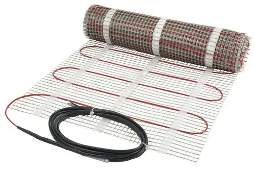 Danfoss Elektroheizmatte auf Rolle, mit integrierten Heizdrähten in einem Gittermuster, bereit zur Installation für Fußbodenheizungen.