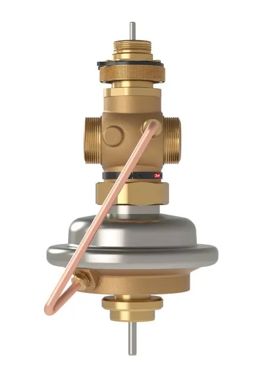 Danfoss-Volumenstromregler mit zwei Anschlussgewinden, einer Membran und einer Verbindungslinie, montiert auf einer stabilen Basis aus Metall mit einer glatten Oberfläche.
