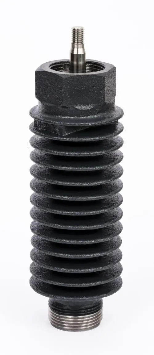 Zentral stehendes schwarzes Bauteil mit geriffelter Oberfläche und Gewinde, möglicherweise ein Zwischenstück für Ventile, hergestellt von Danfoss.